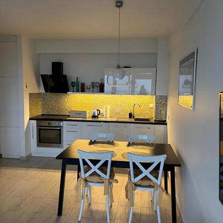 Amon Darlowek Emilia Strupiechowska דארלובו